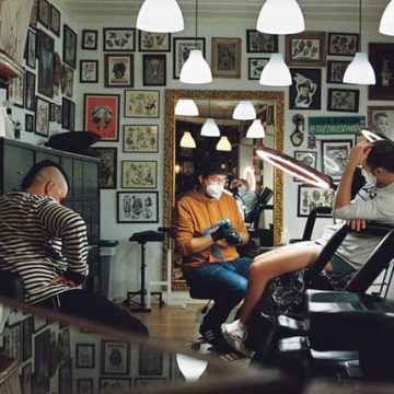 Praca w studiu tatuażu